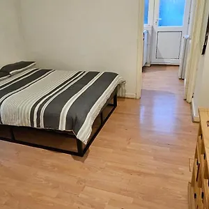  Apartment No Frills & Nothing Fancy 1 Bed Centre